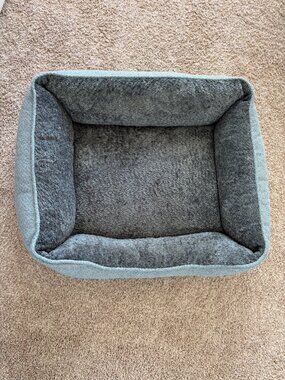 Boll and Branch Piped Edge Pet Bed Size M in Water
